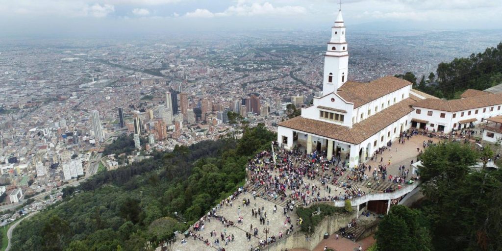 Observa a Bogota desde las alturas desde Monserrate.